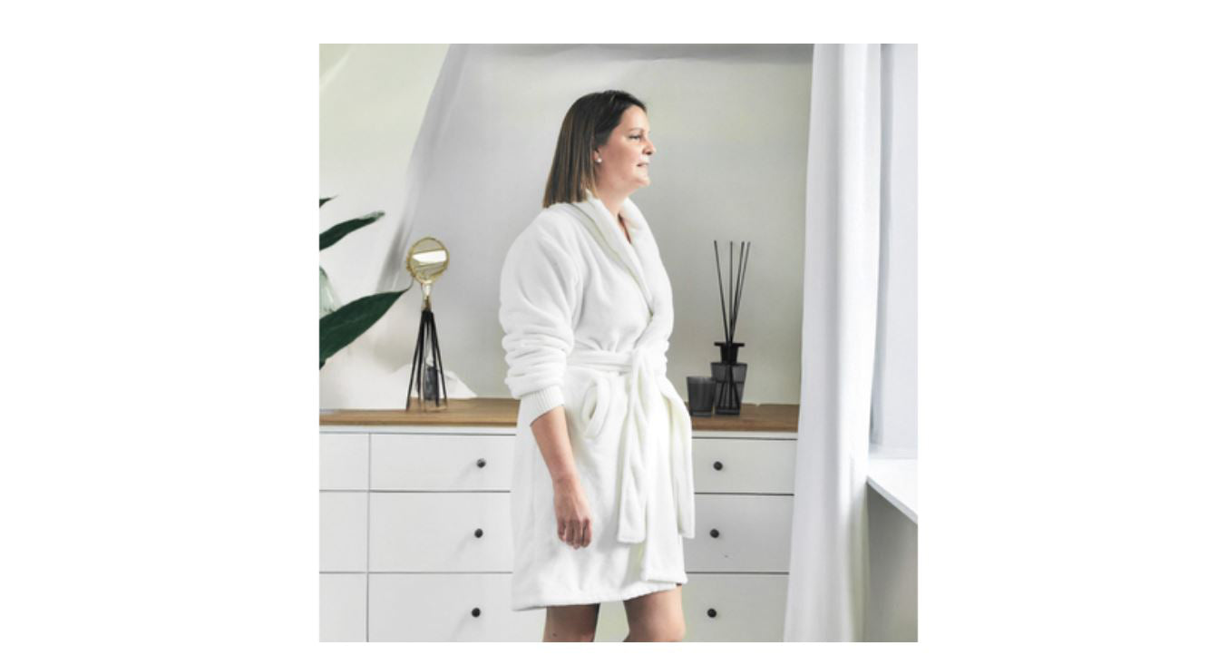 Premium Damen Bademantel Eden » Damenbademantel » dichtes Korallenfleece 350 g/m² » Saunamantel mit Taschen und Ärmelbündchen » Frauen Morgenmantel 96 cm lang » cremeweiß