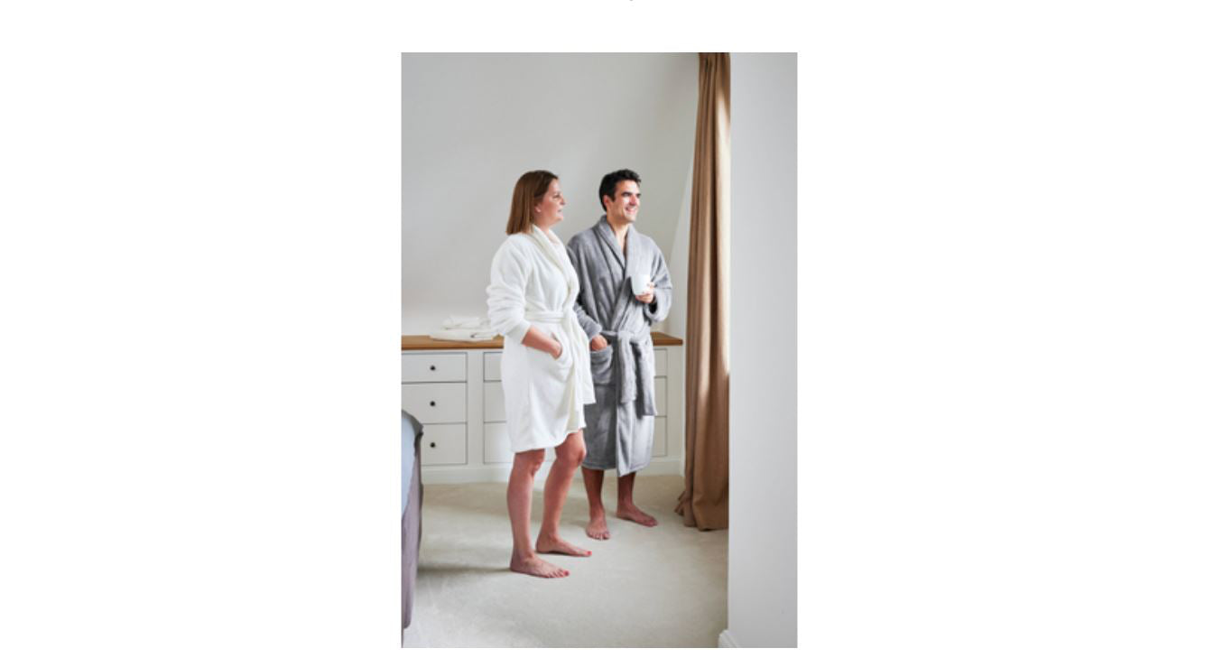 Premium Damen Bademantel Eden » Damenbademantel » dichtes Korallenfleece 350 g/m² » Saunamantel mit Taschen und Ärmelbündchen » Frauen Morgenmantel 96 cm lang » cremeweiß