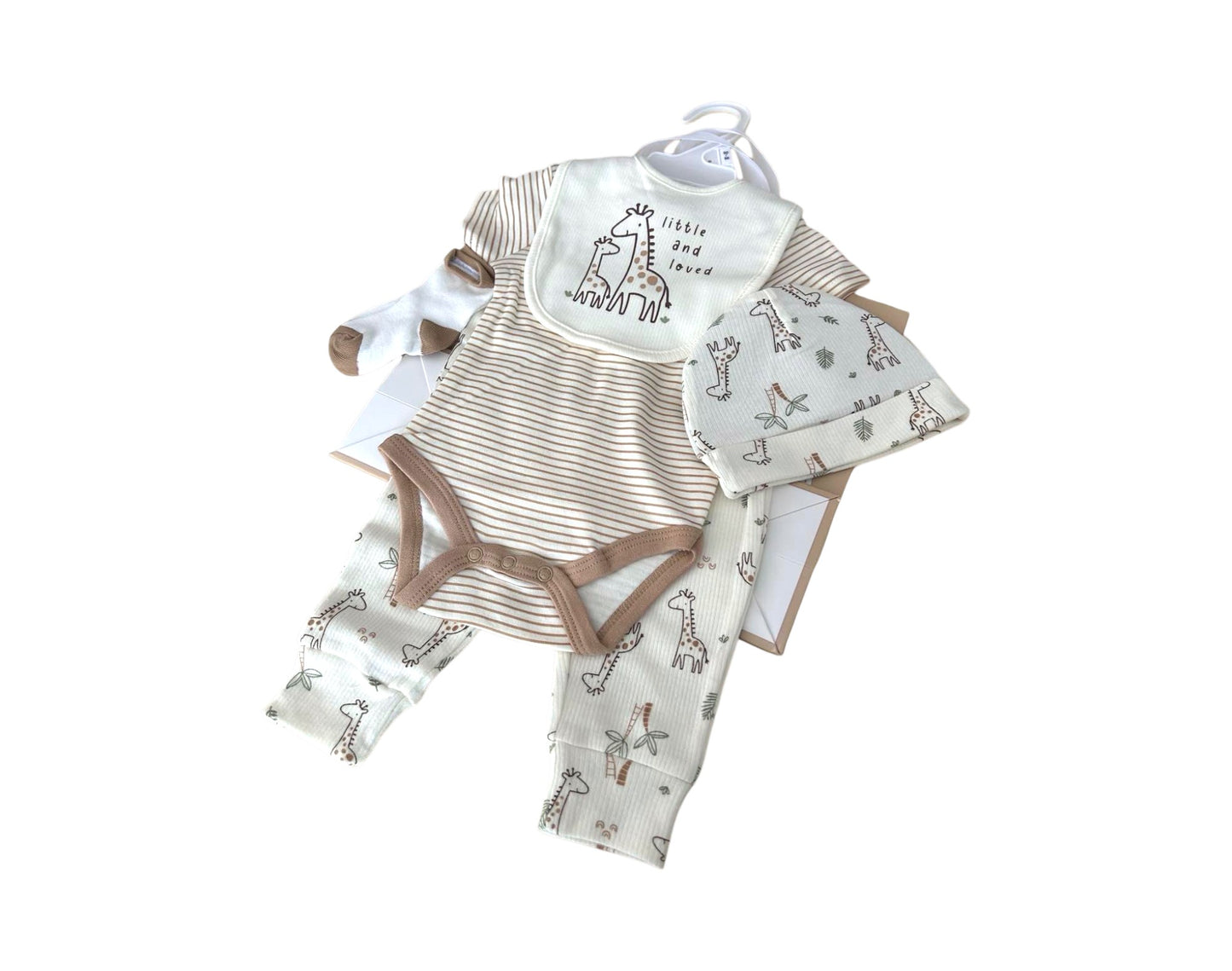Baby Starter-Set » Geschenk Set aus Body, Hose, Lätzchen, Socken & Mütze » Geschenkidee für Babyparty » Baby Geschenk-Set für die Babyparty